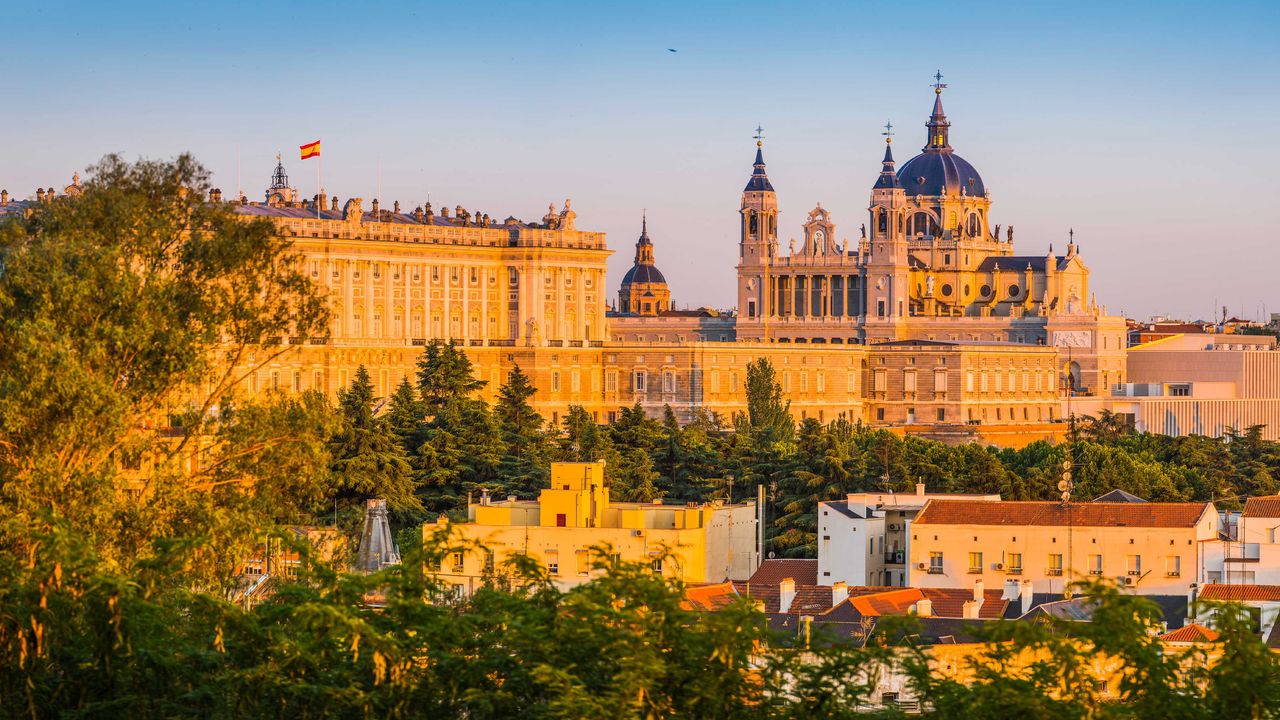 Blick auf Almundena-Kathedrale und Palacio Real, Madrid