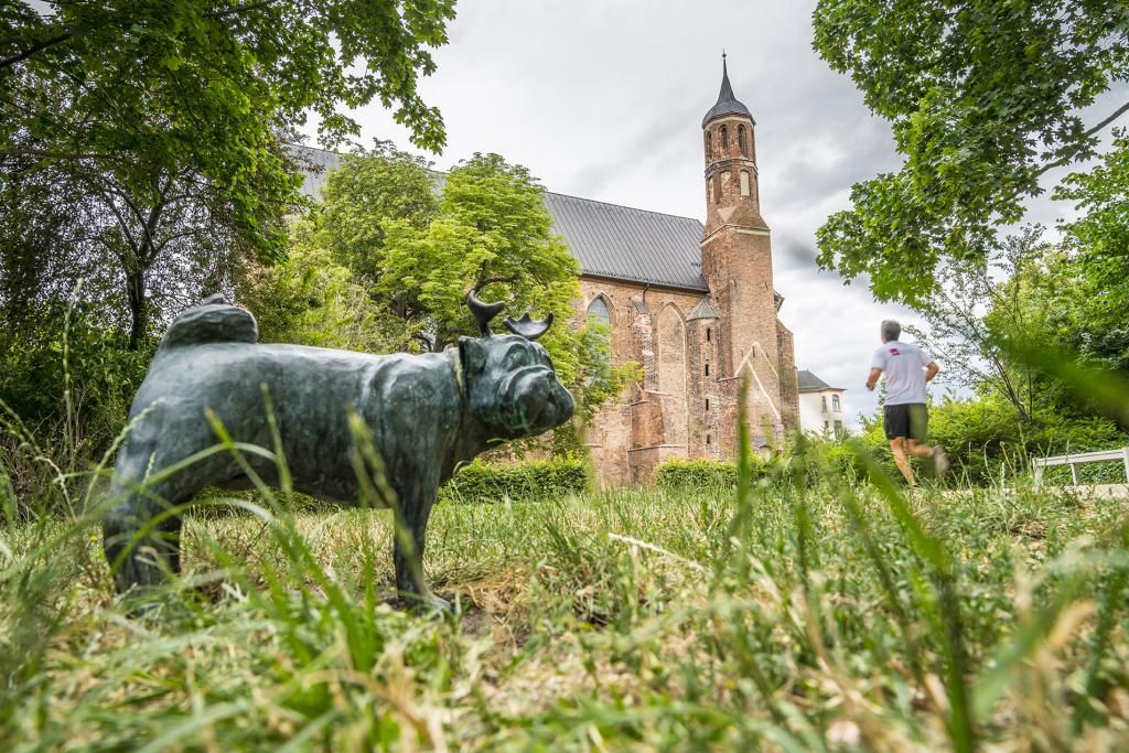 Mops-Figur vor der St. Johanniskirche Brandenburg zu Ehren von Loriot