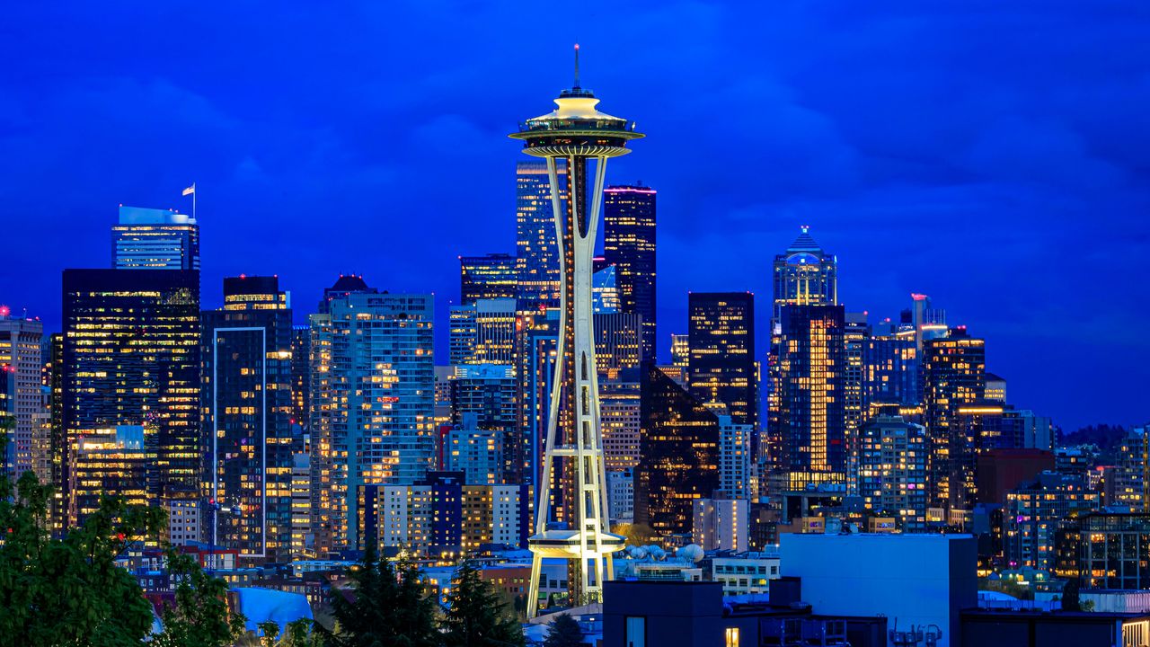 Space Needle und Skyline von Seattle am Abend (Blick vom Kerry Park)