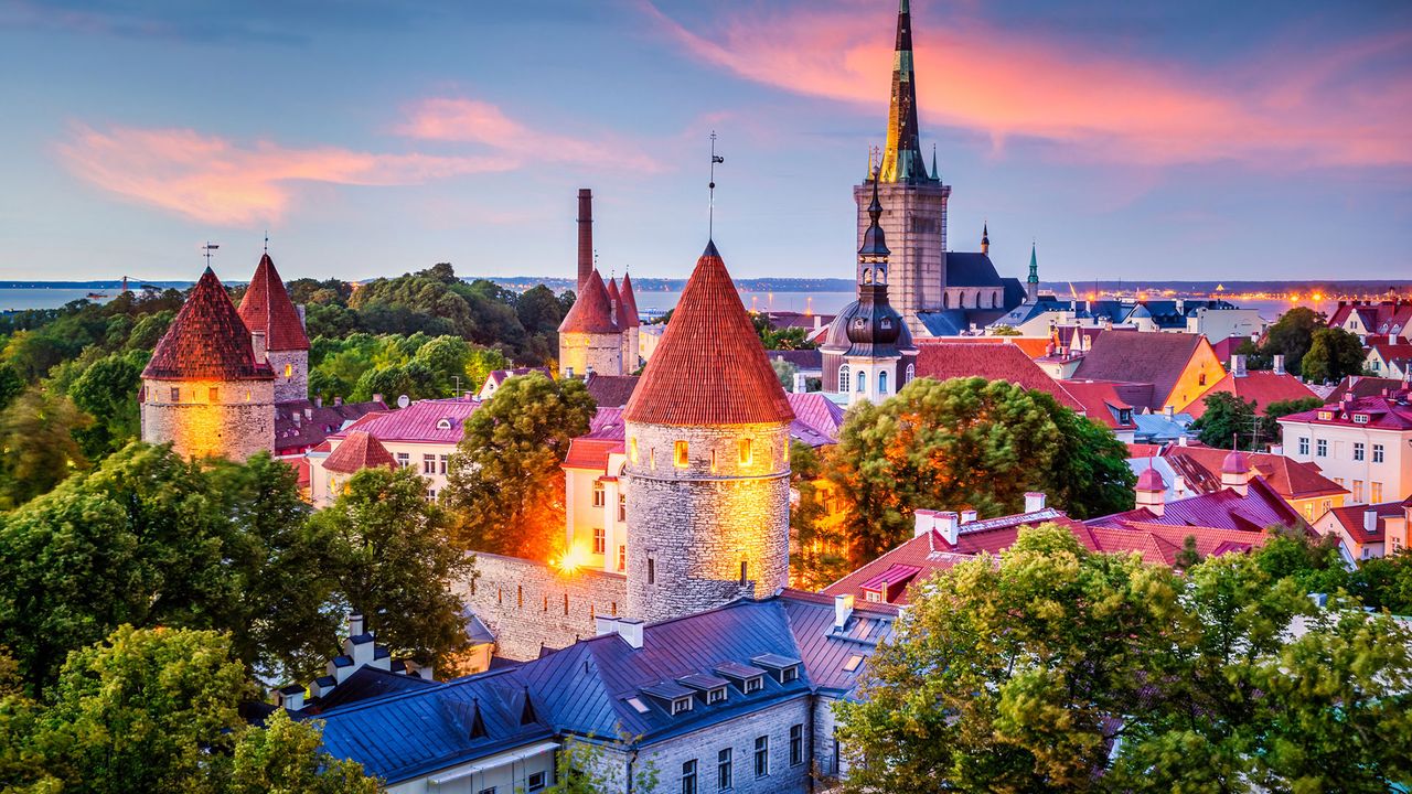 Blick auf die Altstadt von Tallinn in der Abenddämmerung