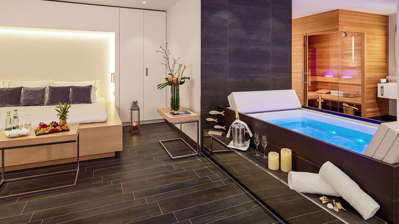 Das Private Spa mit Whirlpool und Sauna im „Heavenly Spa“, Hamburg