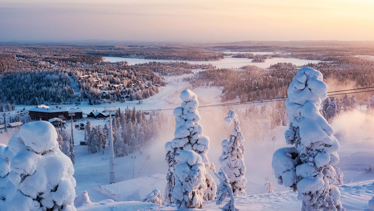 Blick auf das winterliche Fjäll von Kuusamo