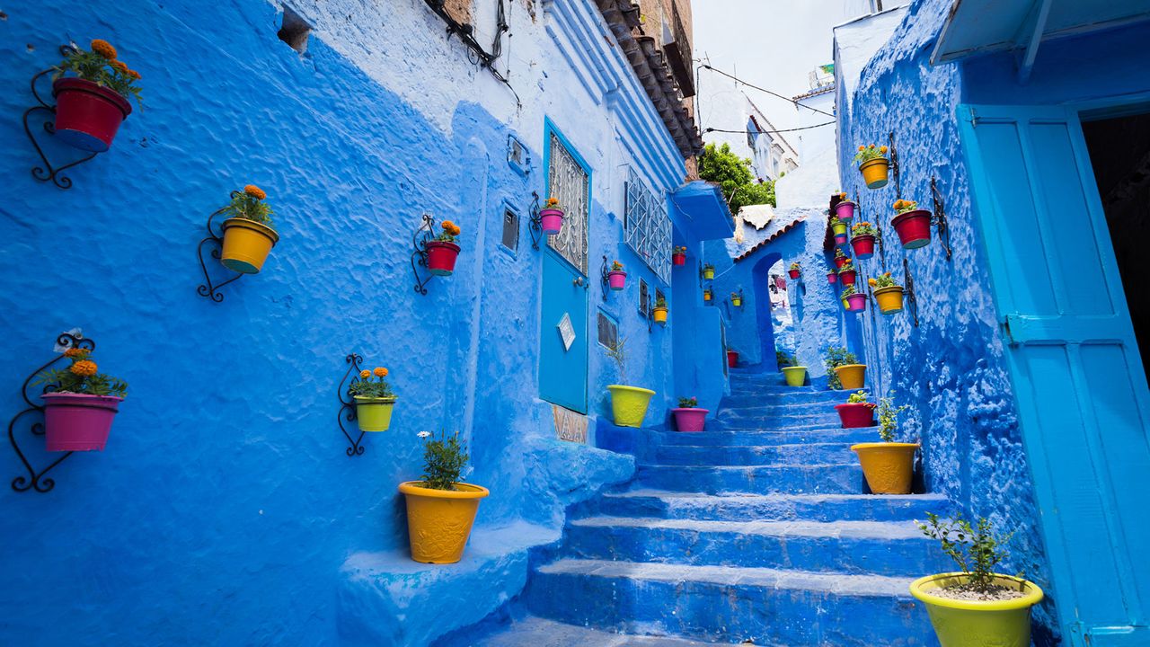 Chefchaouen in Marokko, blaue Treppen und Häuserwände