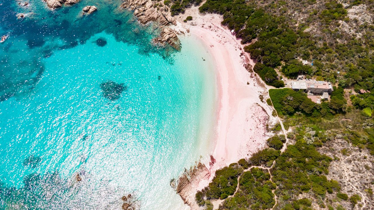 Luftaufnahme der Spiaggia Rosa, La Maddalena (Sardinien)