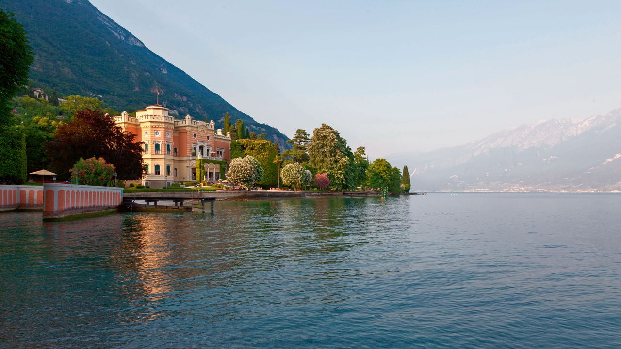 Villa Feltrinelli vom Gardasee aus betrachtet