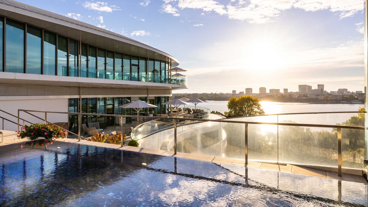The Fontenay, Infinity Pool, in Hamburg