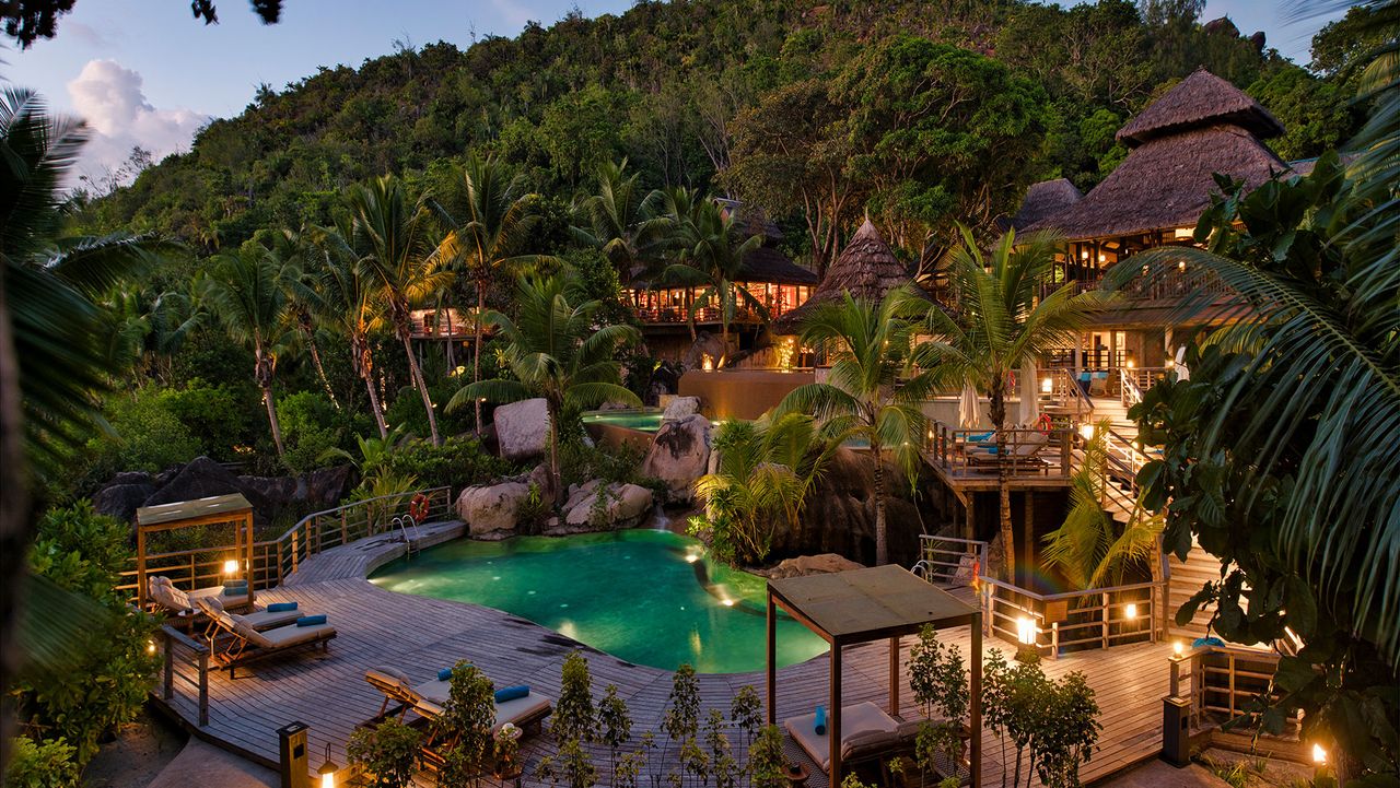 Pool im Constance Lemuria am Abend