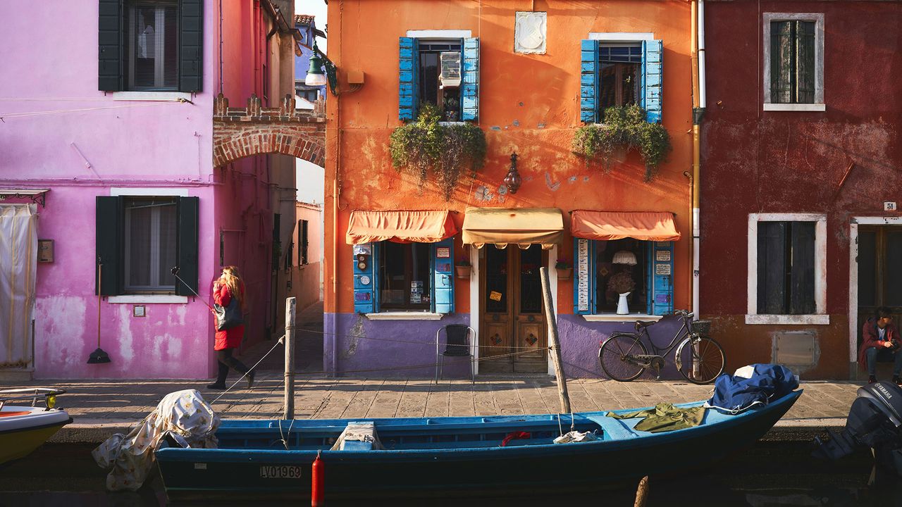 bunte Häuser von Burano sowie Fischerboot