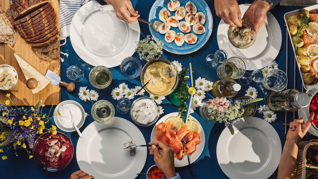 gedeckte Tafel zum Mittsommerfest in Schweden