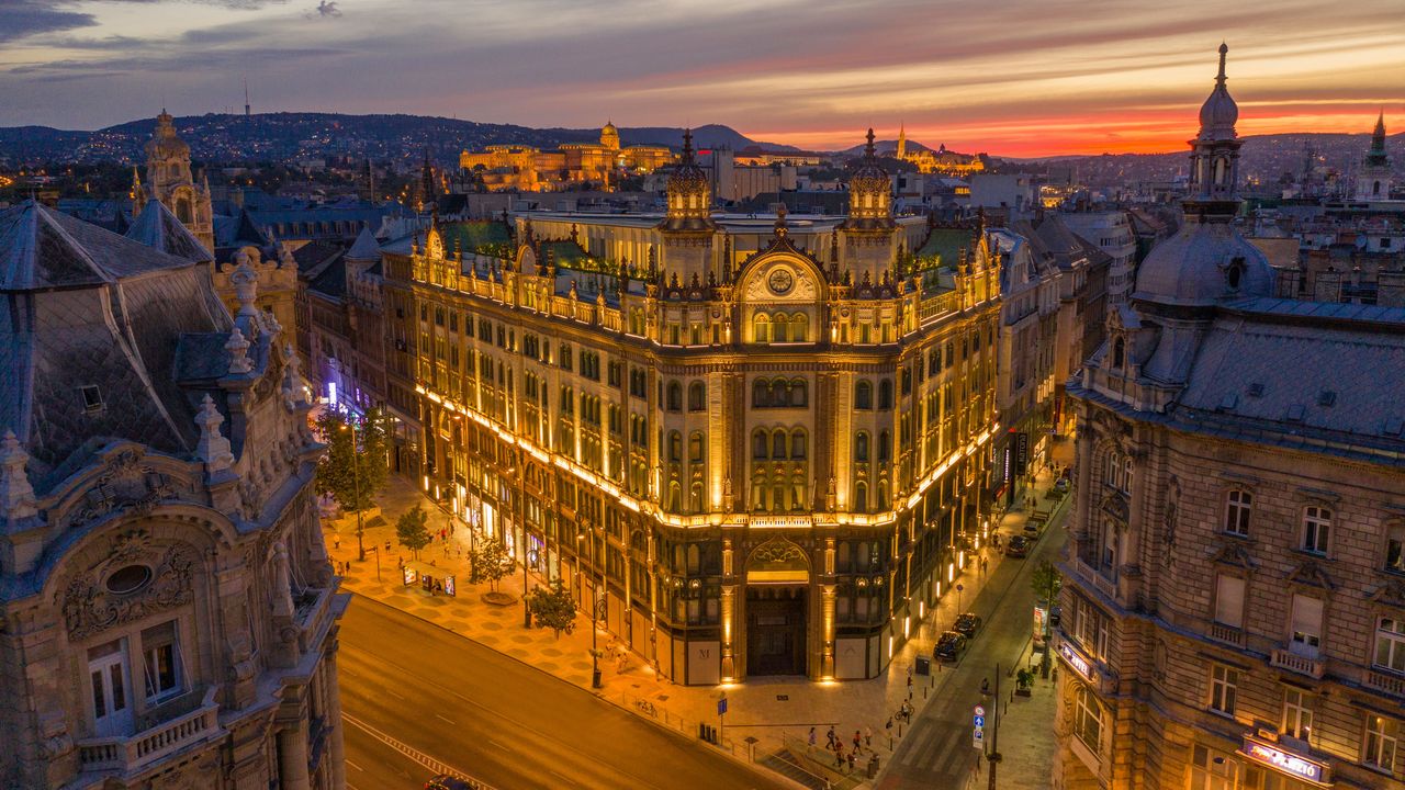 Au&szlig;enansicht des P&aacute;risi Udvar Hotel Budapest 