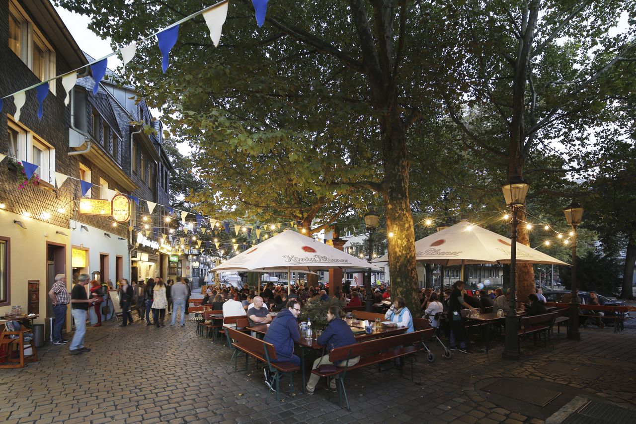 Gut besuchte Terrasse eines Lokals in Sachsenhausen