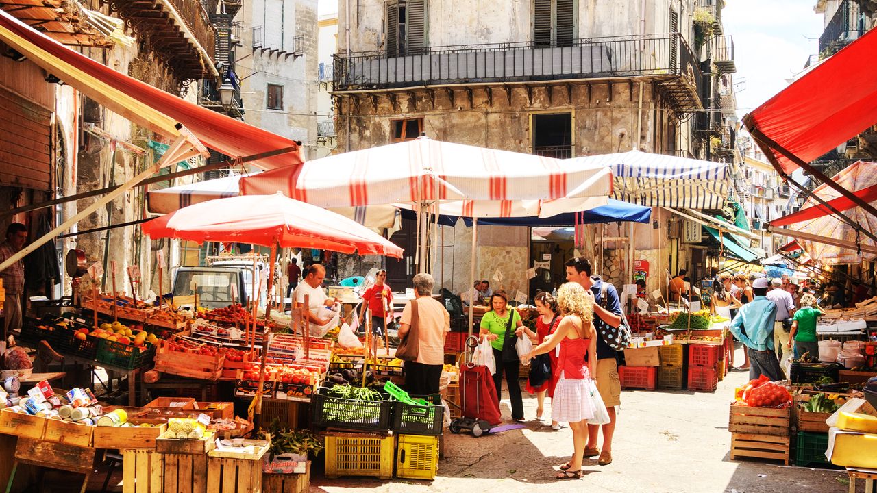 Menschen kaufen auf einem Markt in Palermo, Sizilien