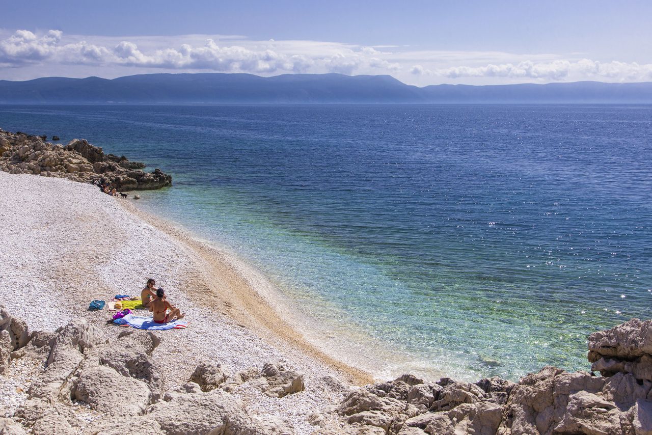Rabac Kieselstrand und Kalkklippen, St. Andrea Strand