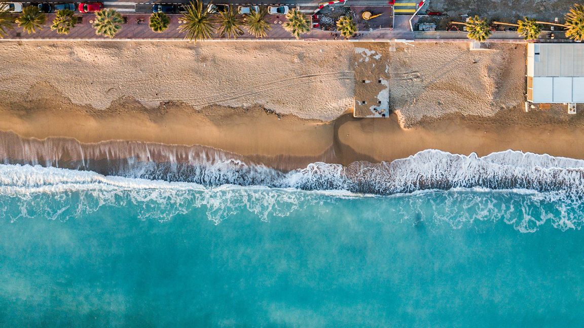 Luftaufnahme der Promenade von Cannes und vom Strand