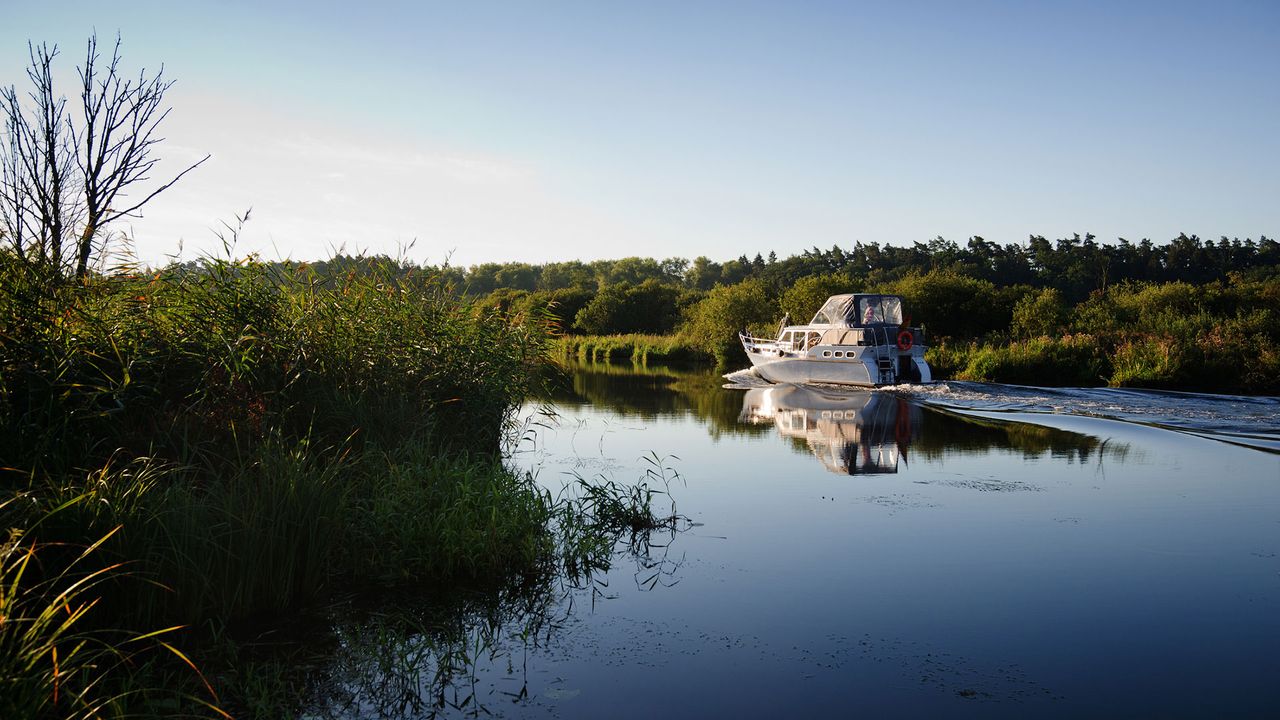 Motorboot auf der Peene, Mecklenburg-Vorpommern