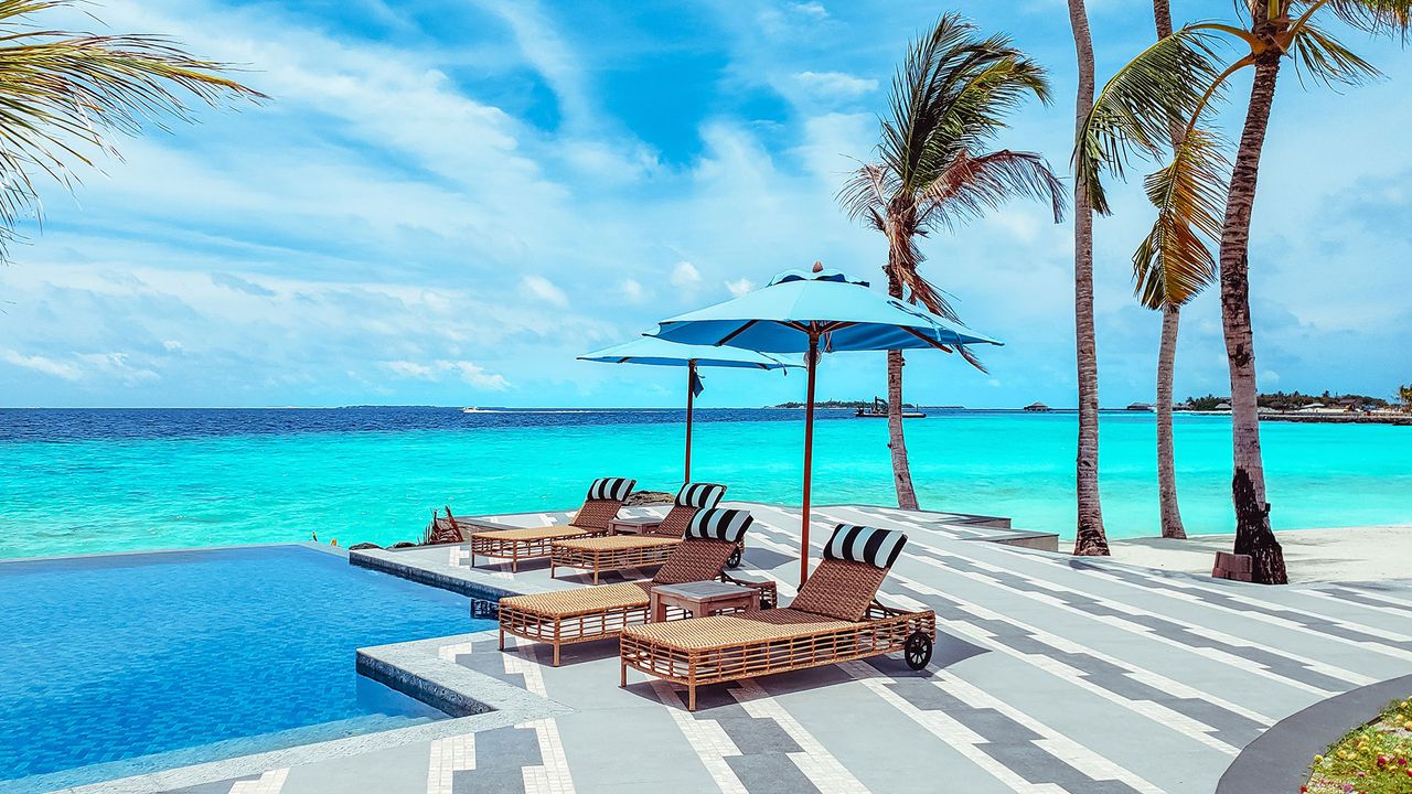 Symbolfoto Last-Minute-Sommerurlaub 2023, Liegen am Pool