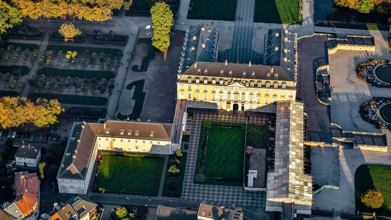 Schloss Augustusburg in Brühl von oben