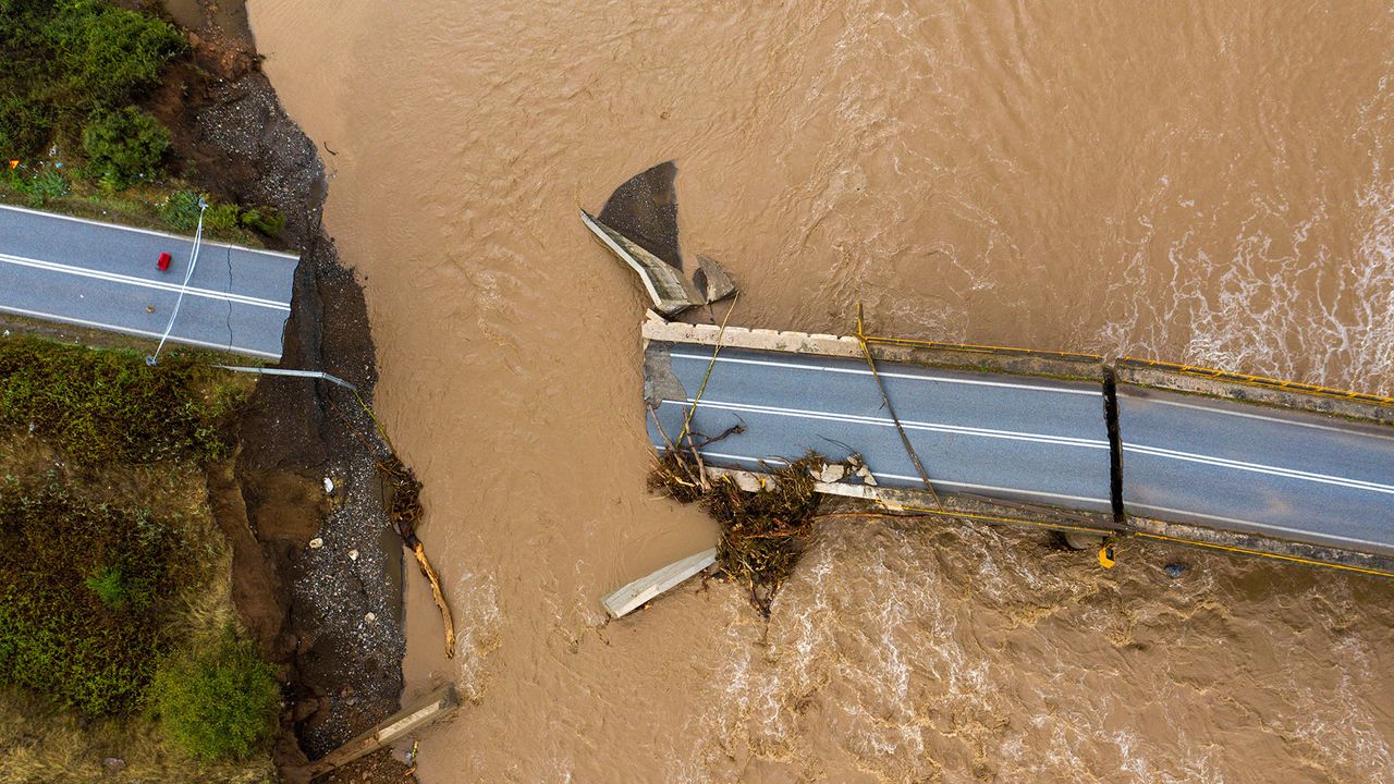 Extremwetter in der Region Thessalien, zerstörte Brücke