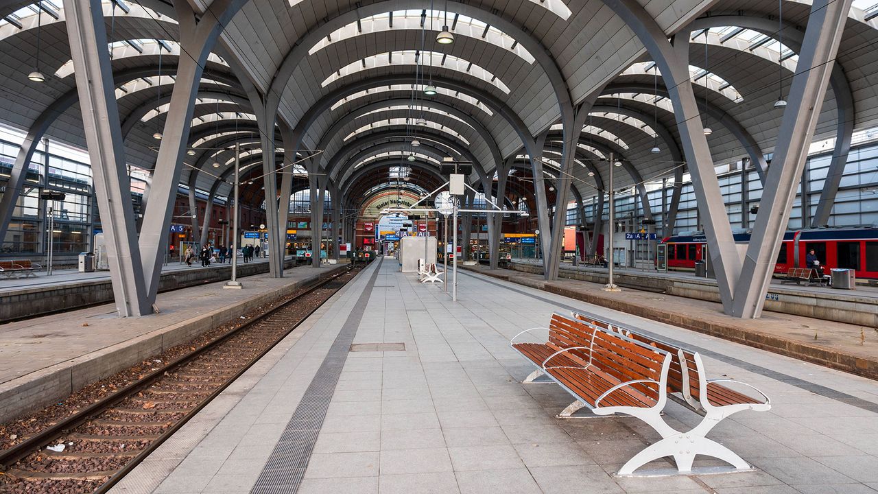 menschenleerer Kieler Hauptbahnhof