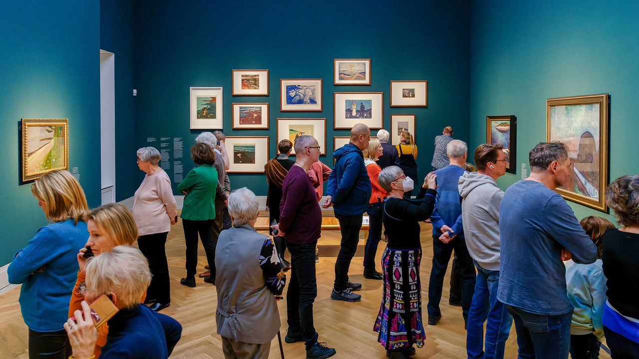 Personen besuchen Munch-Ausstellung im Museum Barberini, Innenansicht