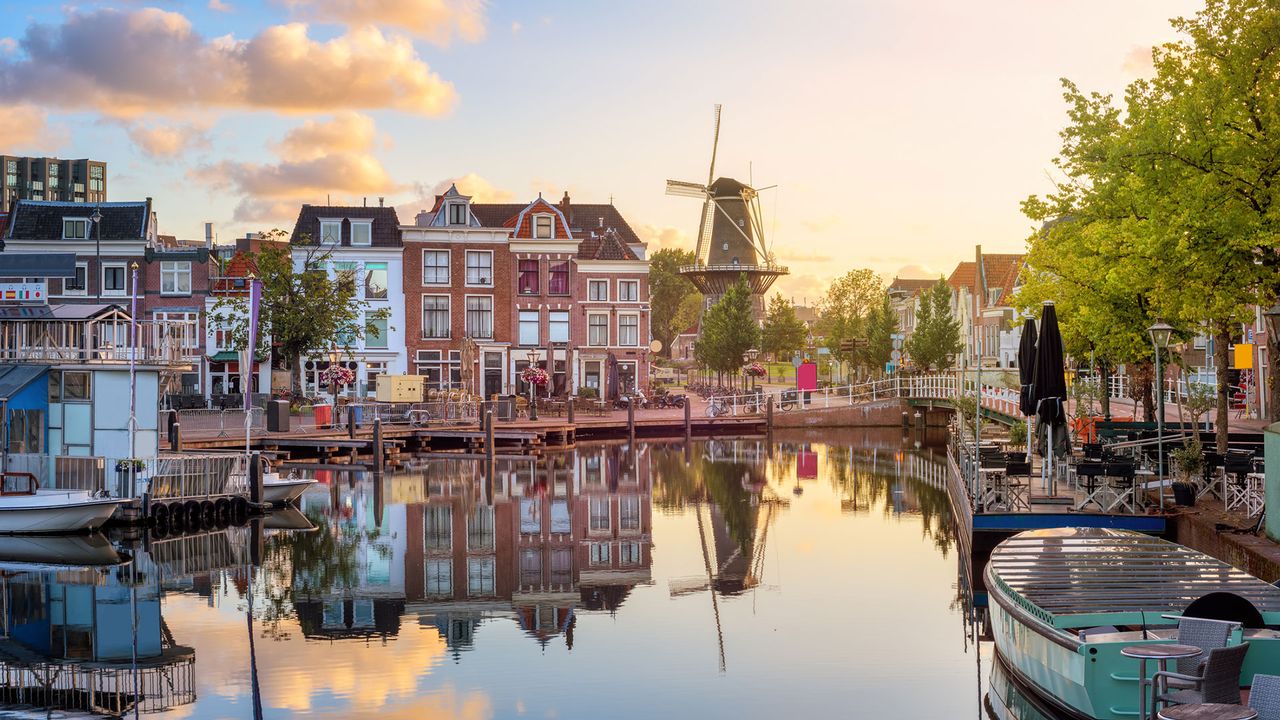 Grachten und Windmühle in der Altstadt von Leiden, Niederlande