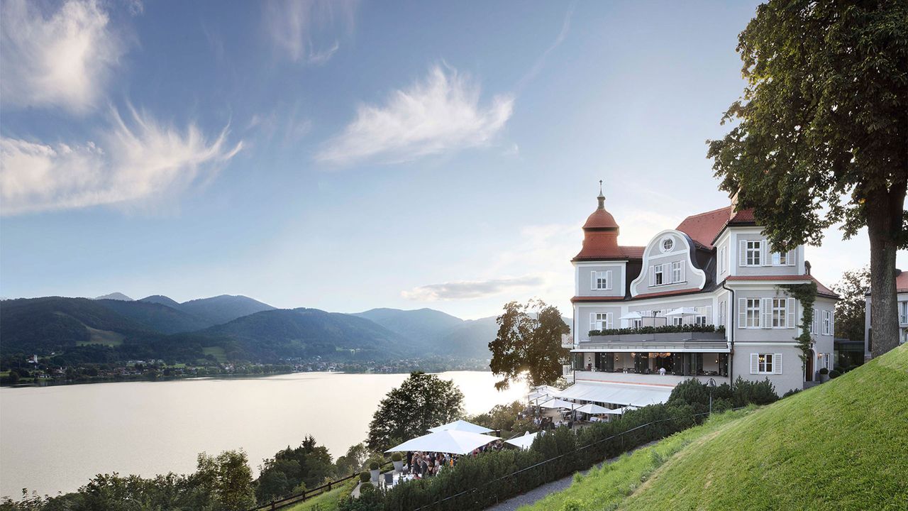 Sengerschloss des Hotels DAS TEGERNSEE, Blick auf den See