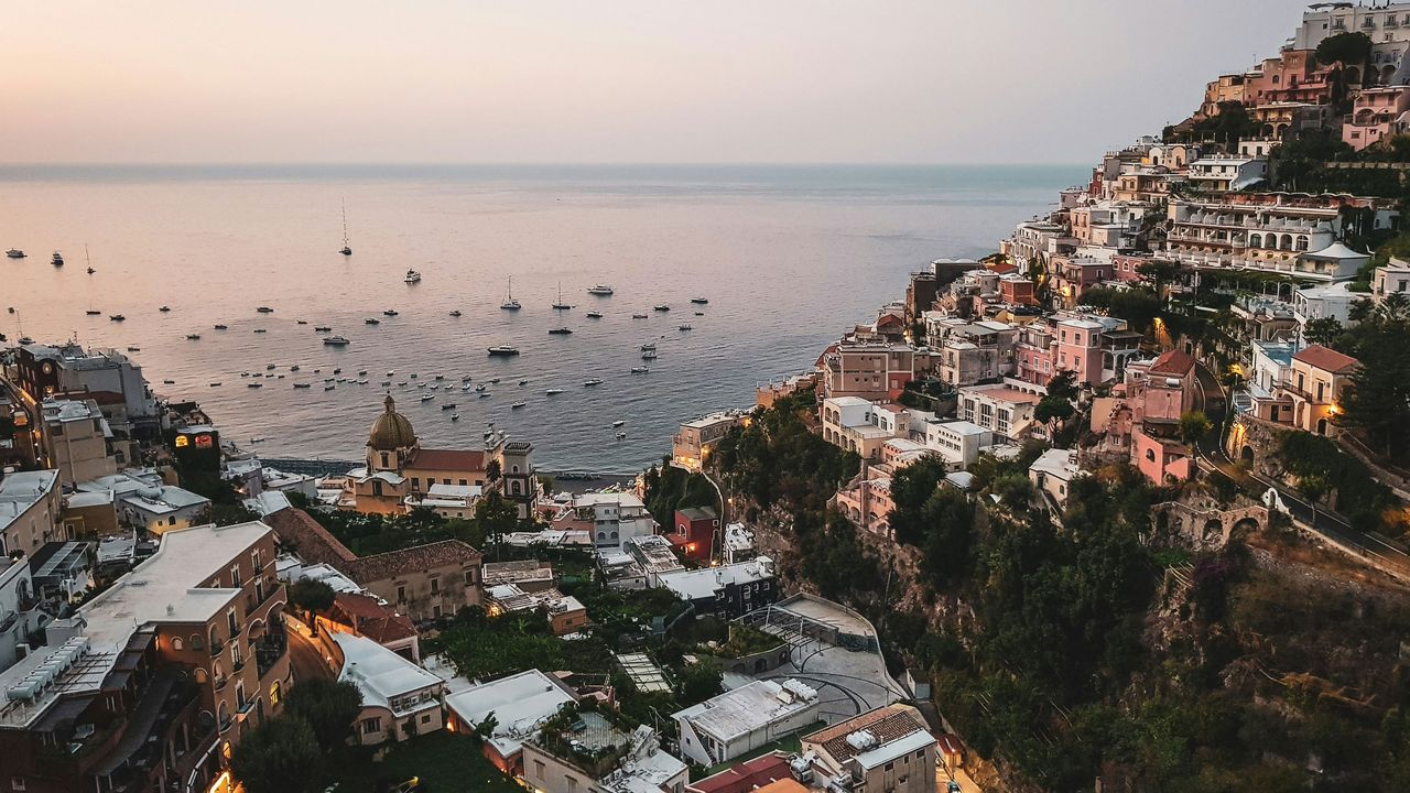 Blick von oben auf Positano und das Meer