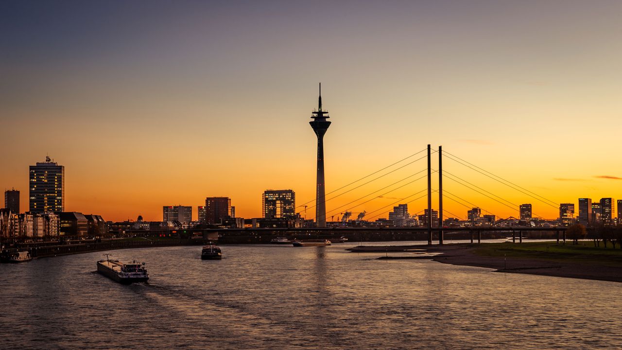 Sonnenuntergang &uuml;ber dem Rhein in D&uuml;sseldorf