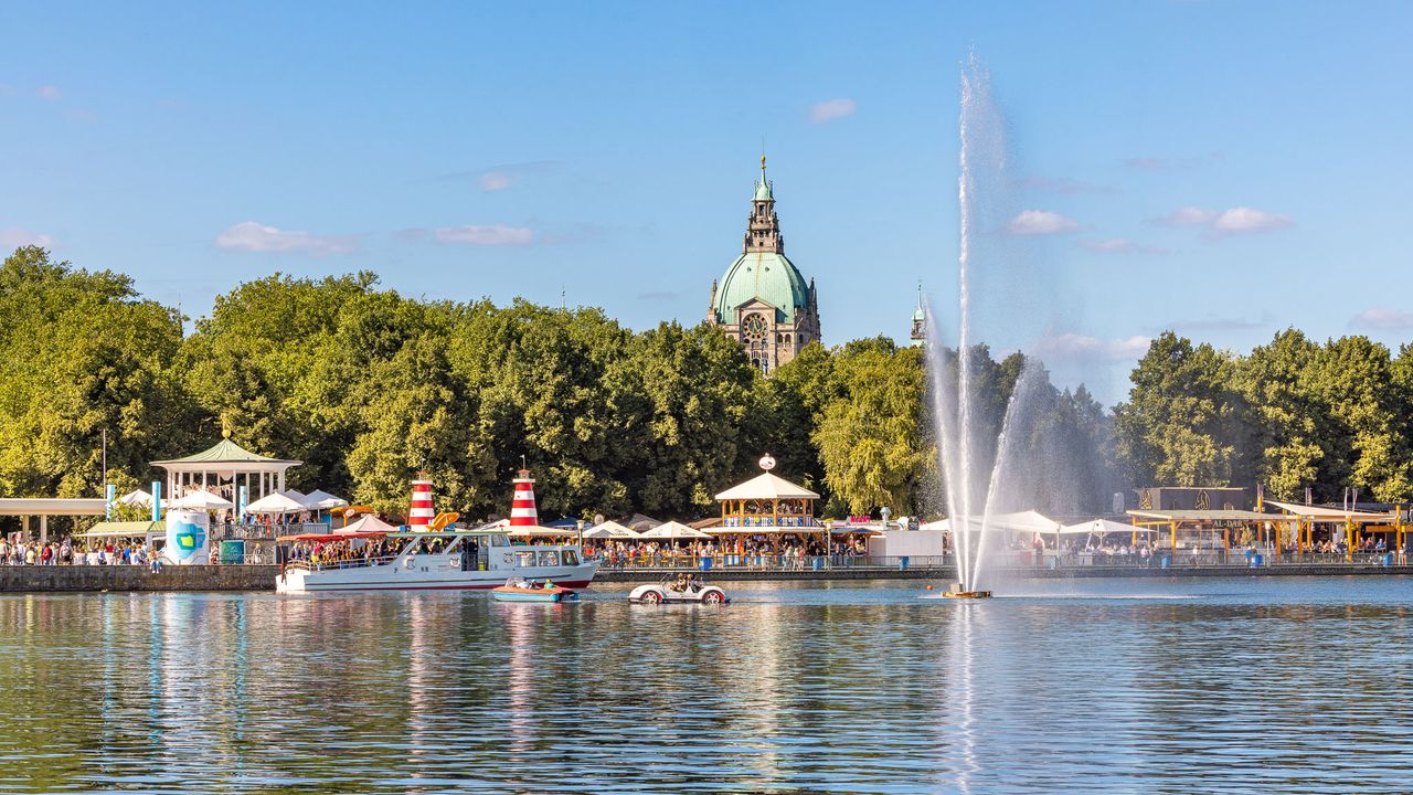 Blick auf den Maschsee und das Neue Rathaus von Hannover, Maschseefest