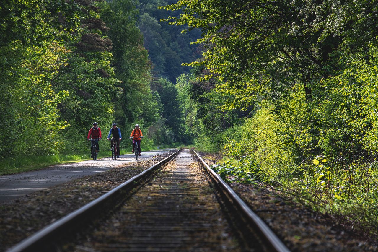 Fahrradfahrer:innen auf dem Kanonenbahn-Radweg in Thüringen