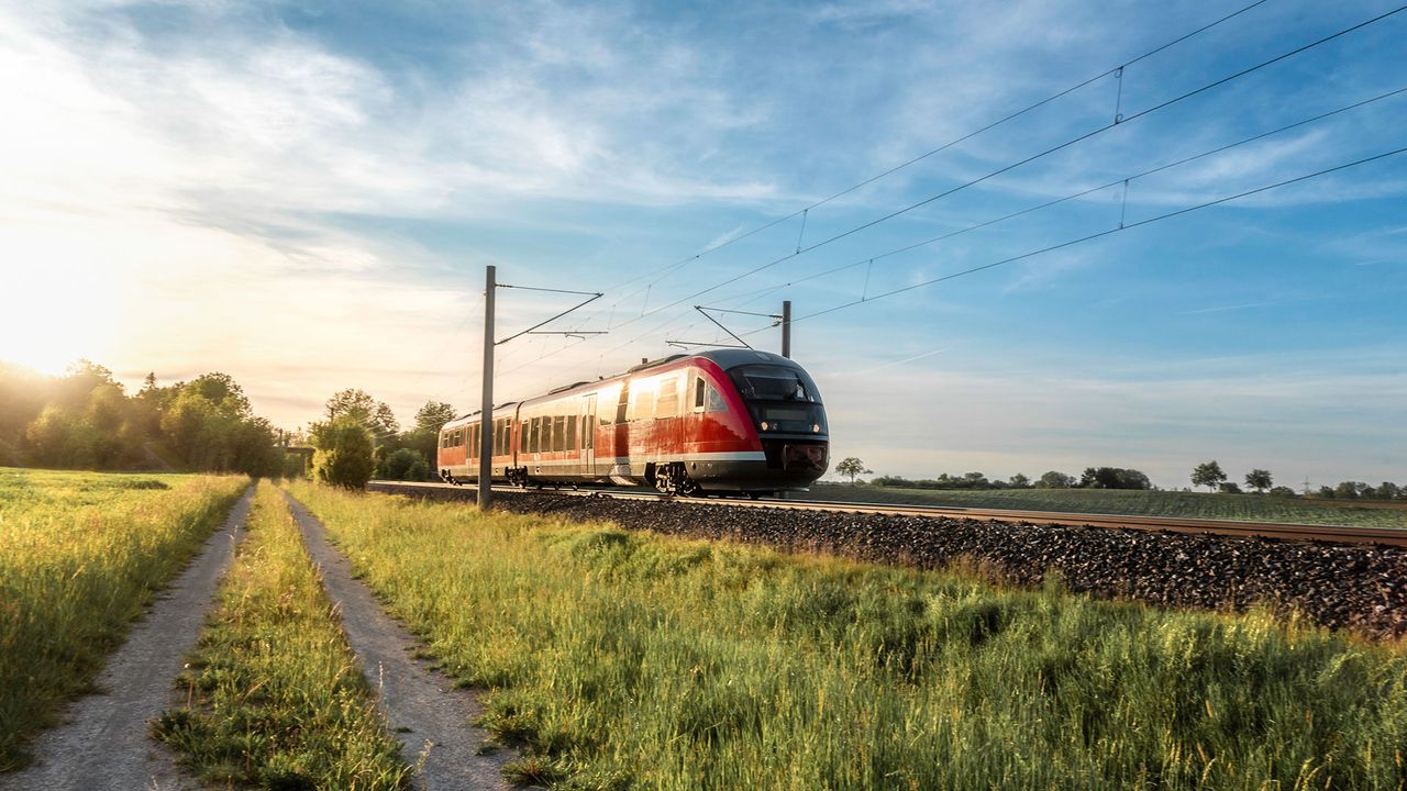 Zug der Deutschen Bahn, unterwegs in Natur