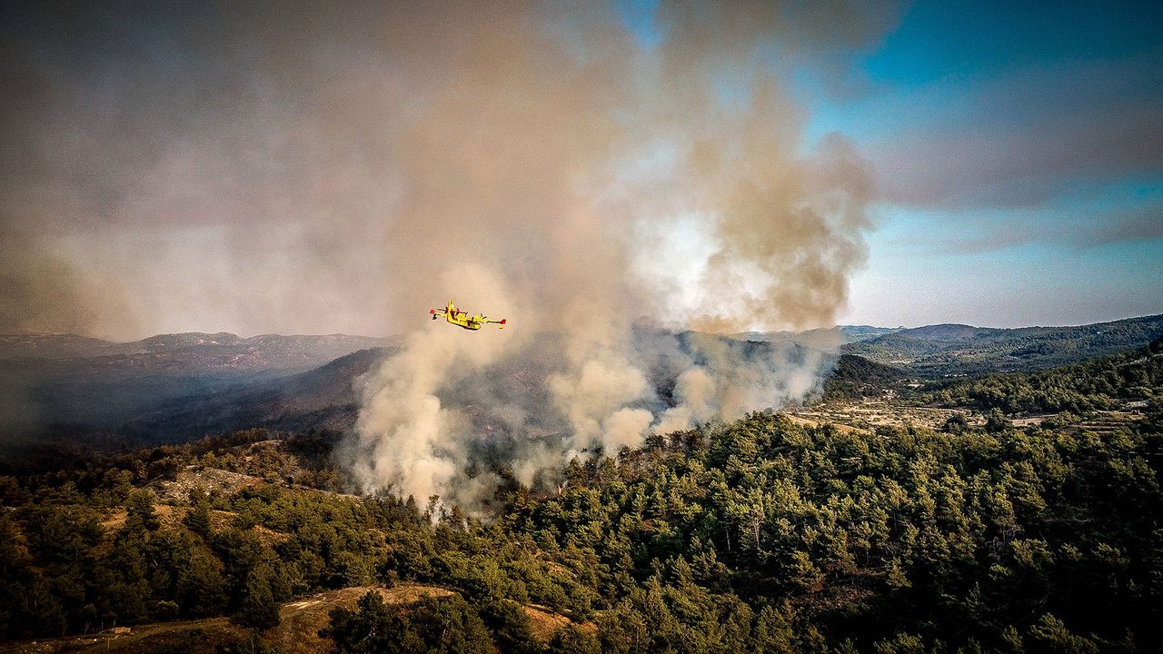 Hubschrauber der Feuerwehr auf Rhodos, Waldbrände