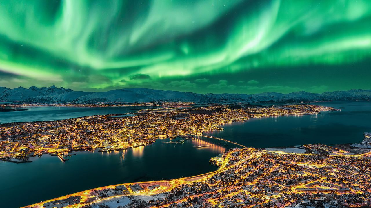 Blick auf Tromsø und Polarlichter