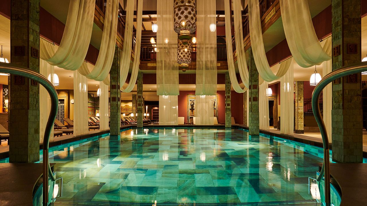 Innenpool im vabali spa Hamburg