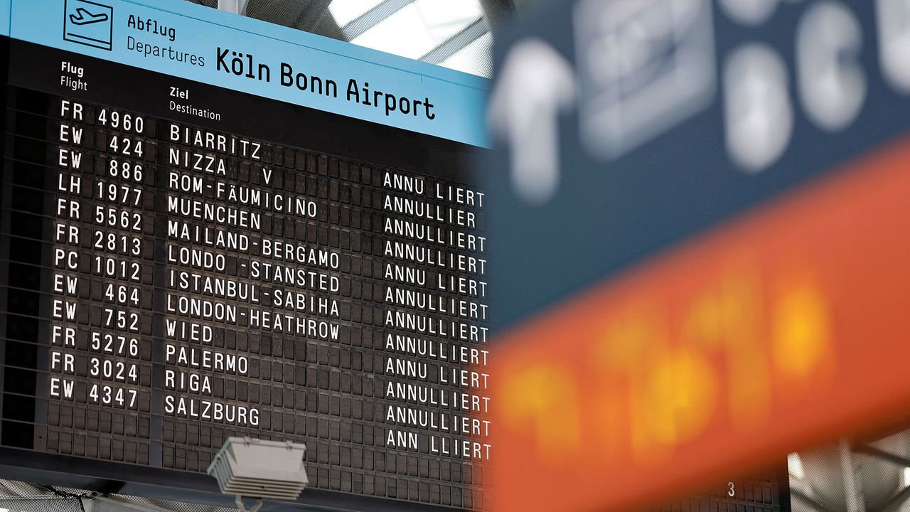 Eine Infotafel am Flughafen Köln/Bonn zeigt gestrichene Flüge an.