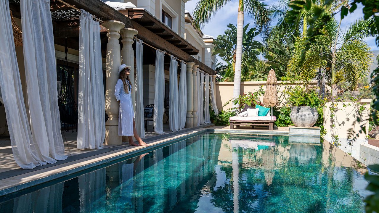 Frau steht vor der Grand Pool Villa im Royal River Luxury Hotel