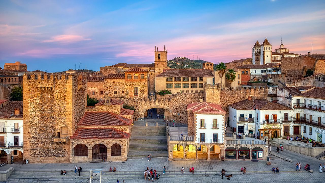 Plaza Mayor in Cáceres bei Sonnenuntergang