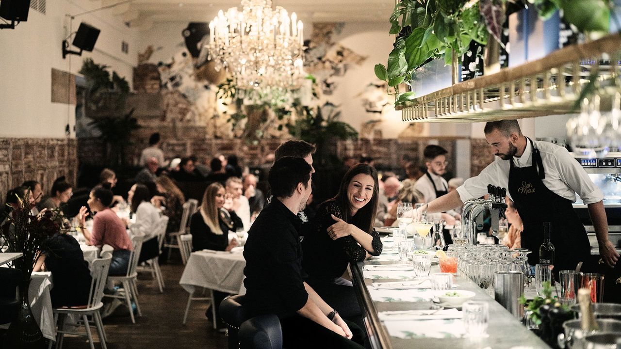 Menschen im Salon Marie im Grand Hôtel Wiesler in Graz