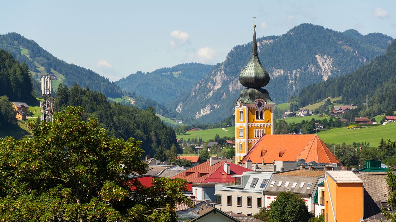 Blick auf die Katholische Pfarrkirche in Schladming