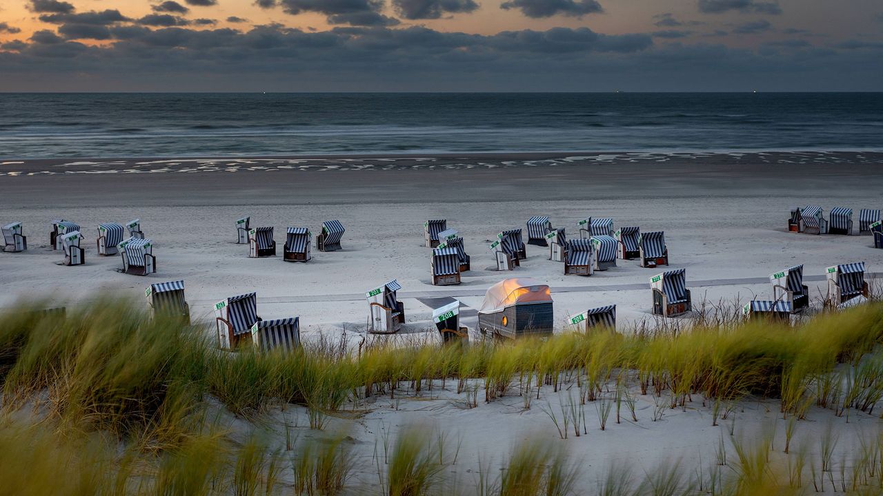 Strandkörbe und ein beleuchteter Schlafstrandkorb auf Norderney, am Strand