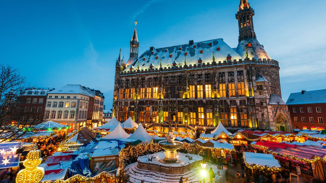 Blick auf den Weihnachtsmarkt in Aachen