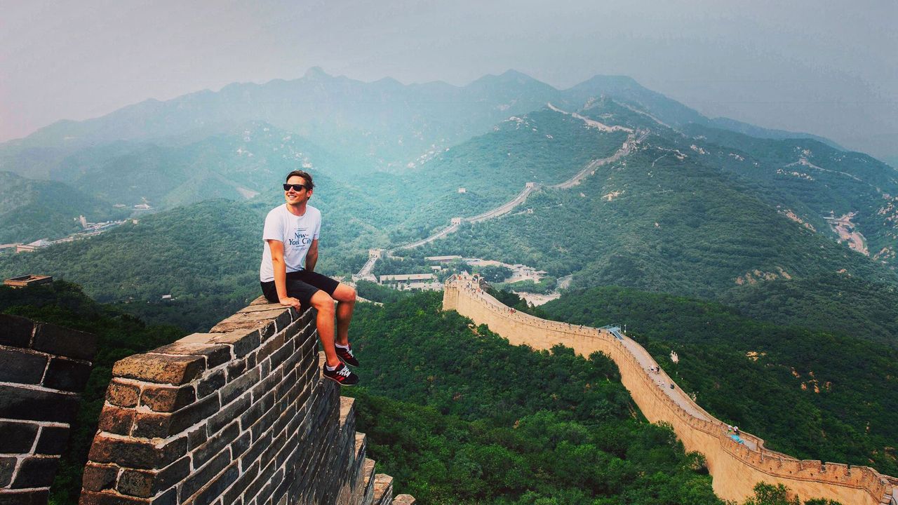 Josh Cahill sitzt auf der Chinesischen Mauer