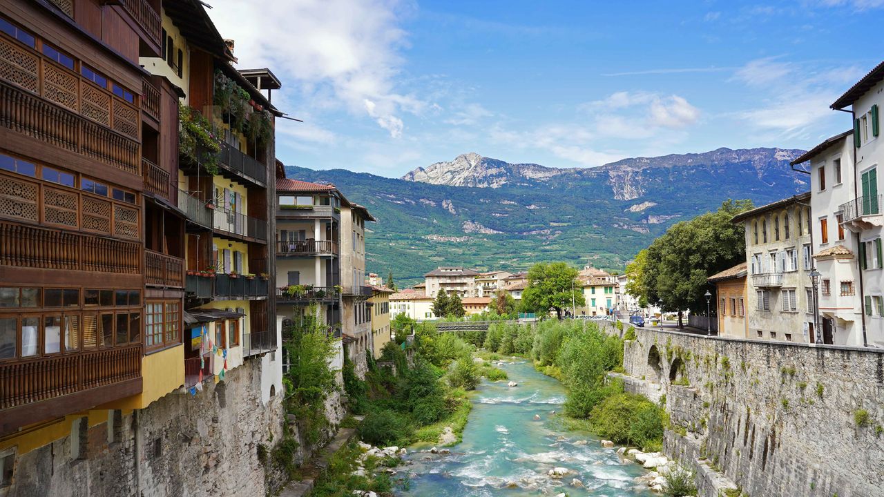 Rovereto und Fluss Leno, Trentino, Italien