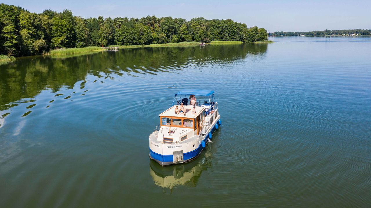 Tinka Dippel mit Familie auf dem Hausboot in Brandenburg