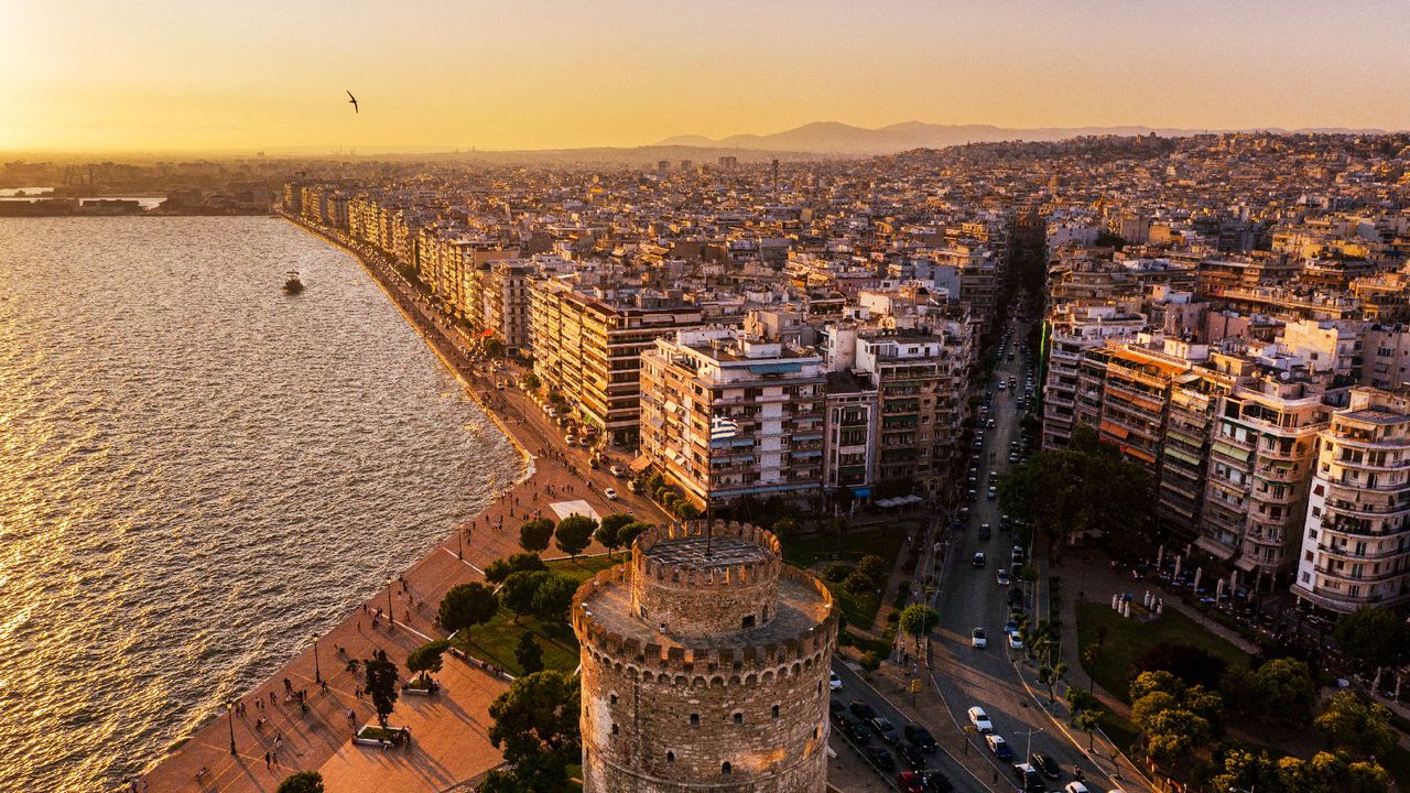 Weißer Turm und Hafen von Thessaloniki