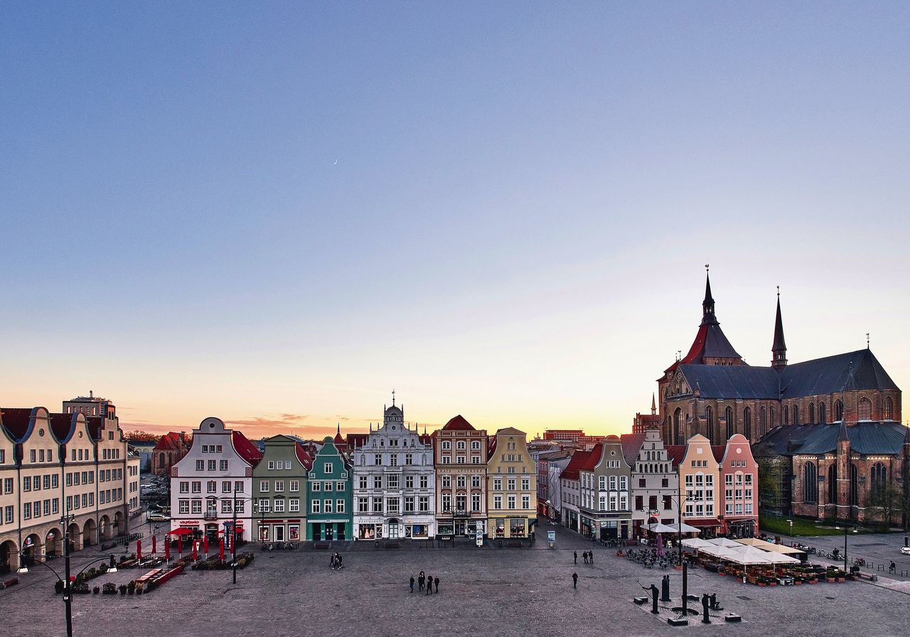 Bunte Giebelhäuser am Neuen Markt in Rostock