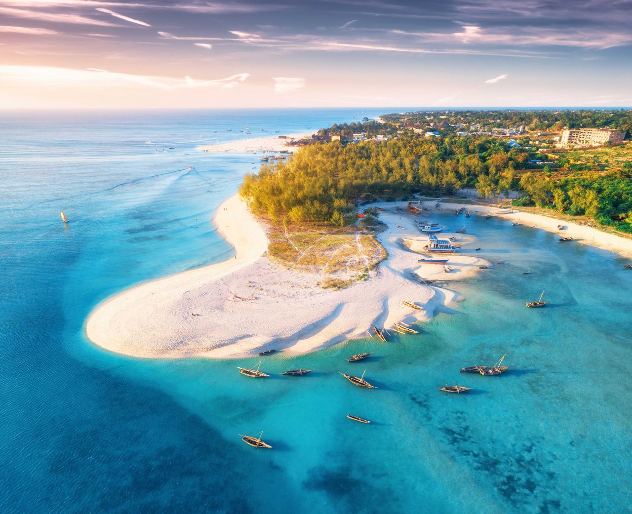 Blick auf einen Strand auf Sansibar, Boote schaukeln im Meer