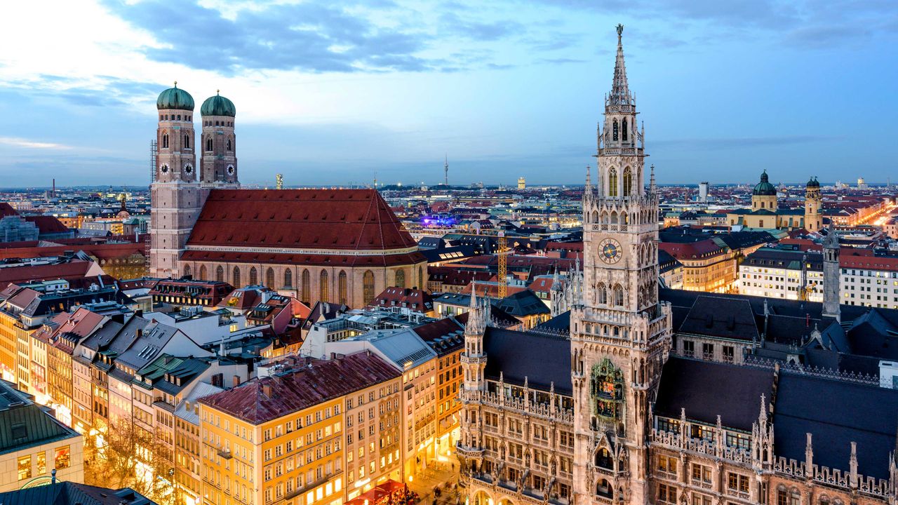 Blick von oben auf den Marienplatz in München