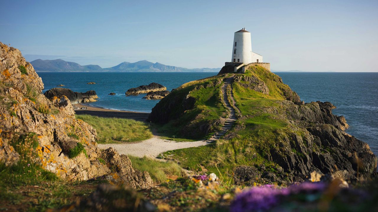 Leuchtturm auf der Insel Ynys Llanddwyn, Wales