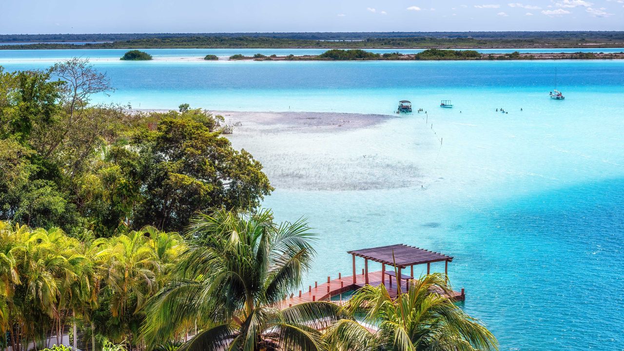 Blick auf die Bacalar-Lagune auf der Halbinsel Yucat&aacute;n, Mexiko